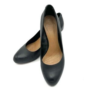 Clarks collection soft cushion black leather heels, size 7, heel height: 2.5
